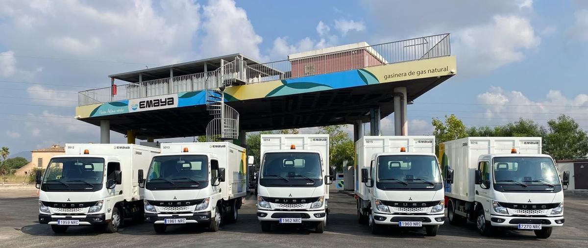Los cinco nuevos camiones de Emaya, dos ligeros de 3,5 toneladas con caja alta cerrada basculante y carga útil de 689 kilos; y tres medianos de 6 toneladas con caja abierta, un volumen útil de 10 metros cúbicos, y elevador con capacidad de carga de 500 kilos.