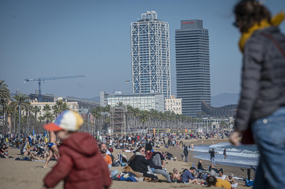 Los barceloneses acuden en masa a las playas de la ciudad para disfrutar del último día primaveral antes de la llegada del frío