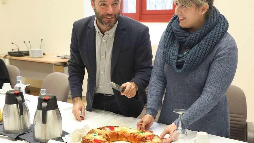 Luís Villares y Carmen Santos antes del desayuno que compartieron con la prensa ayer. // Xoán Álvarez