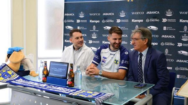 Ivan Panjan, entre Yago Graña (de Vitaldent) y Alberto González (presidente del Cangas).
