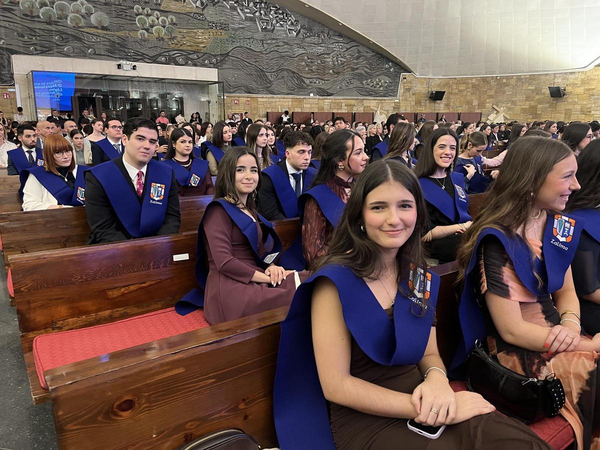 Alumnos en el campus de Rabanales para el acto de graduación.
