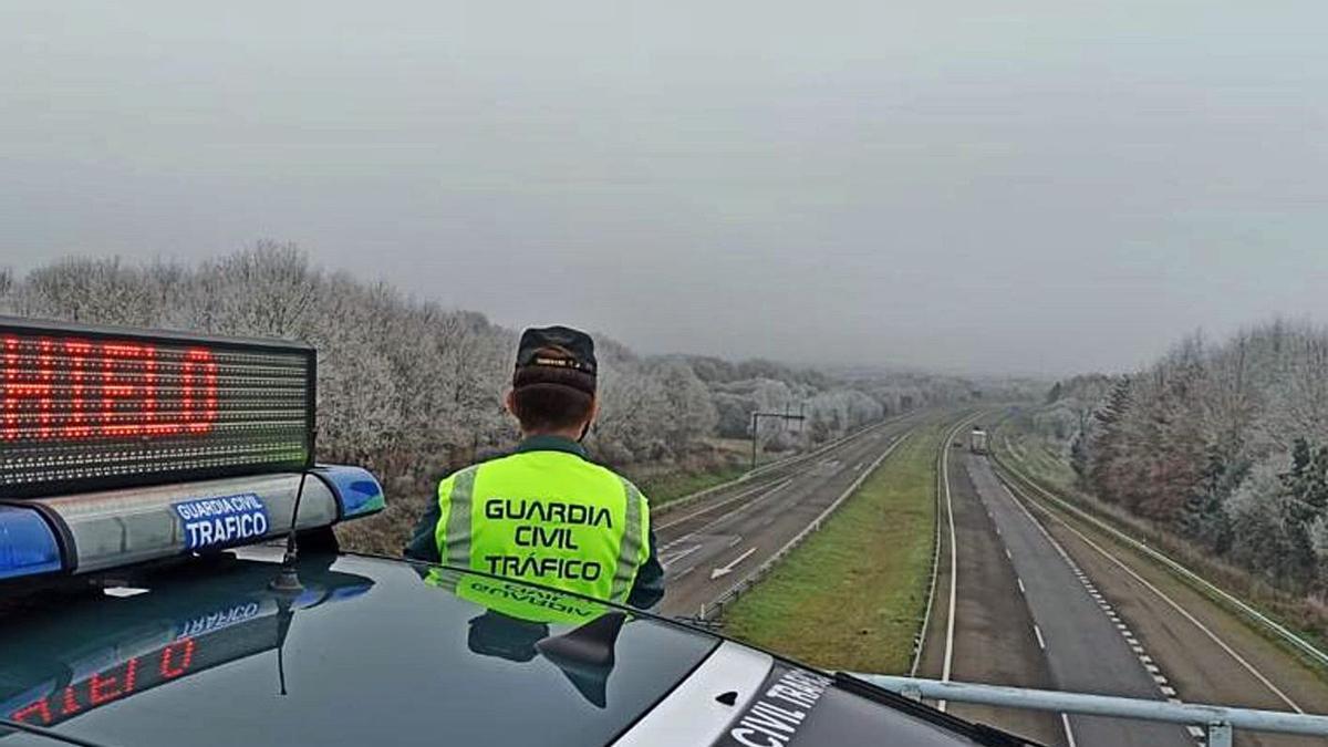 Una patrulla de Tráfico vigila la A-52 a su paso por Verín.