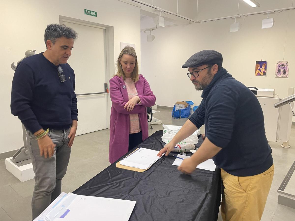 Responsables i organització ultimen els detalls de l’exposició del certamen artístic a Vila-real.