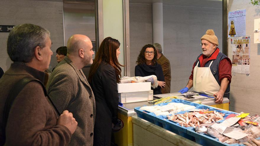 La alcaldesa y su equipo en el mercado