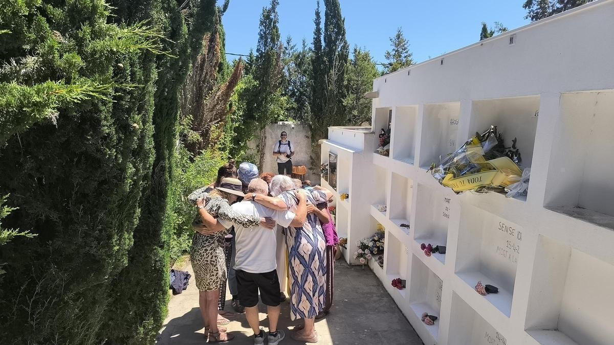 Los asistentes al funeral formaron un circulo entrelazando sus brazos