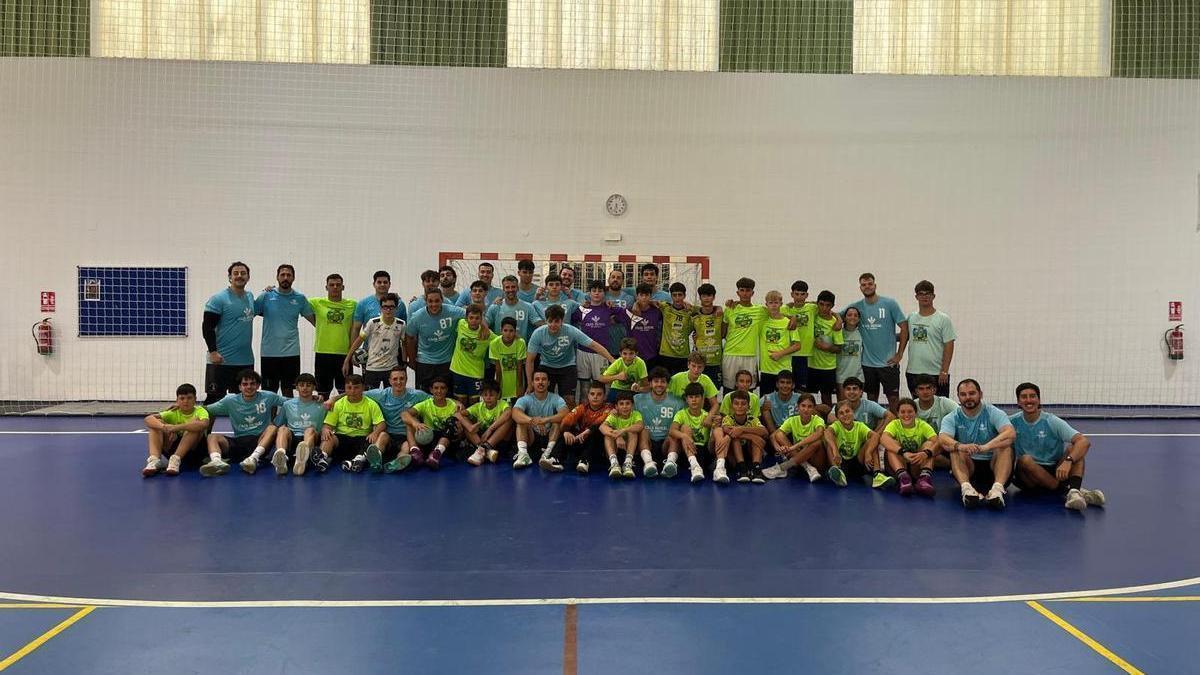 Imagen del primer equipo del Balonmano Zamora compartiendo pista con los niños y niñas del campamento en Sanabria.
