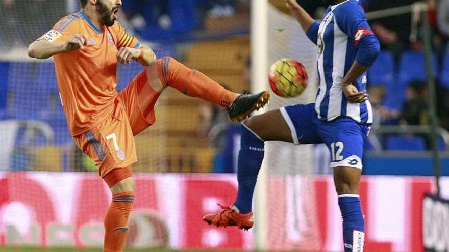 Álvaro Negredo controla un balón ante el deportivista Sidnei. // Efe