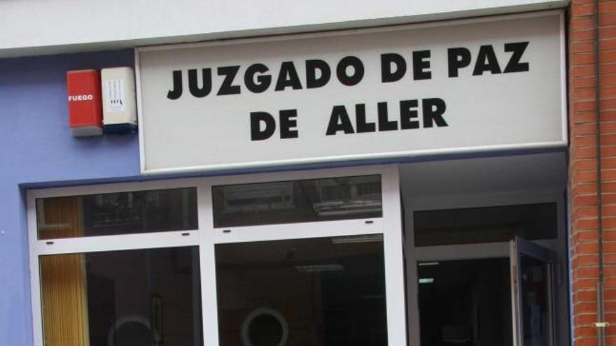 Entrada al juzgado de paz de Aller.