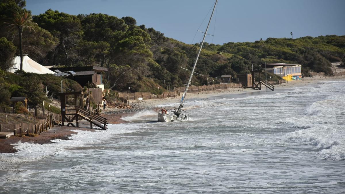 Un velero varado en la playa de ses Salines, desaparecida bajo el oleaje, ayer.
