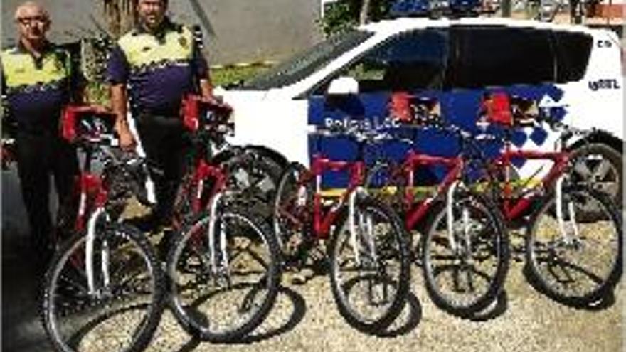 Les bicicletes i els cascs, a la prefactura de la Policia Local.
