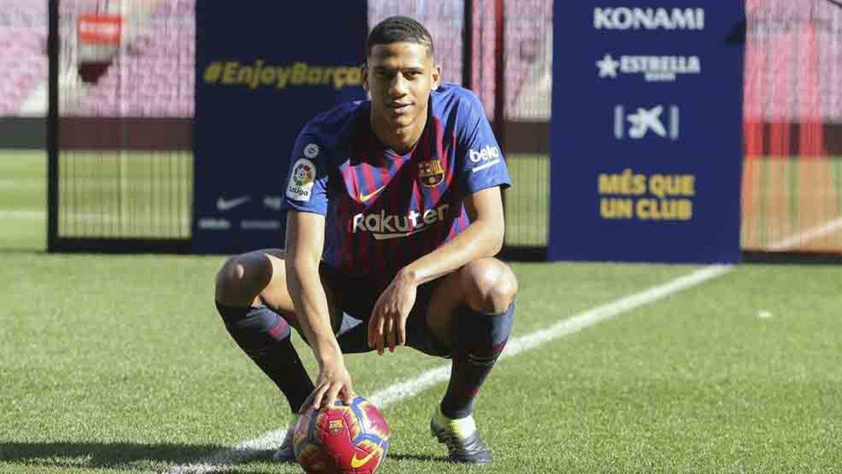 Todibo, en la presentación en el Camp Nou