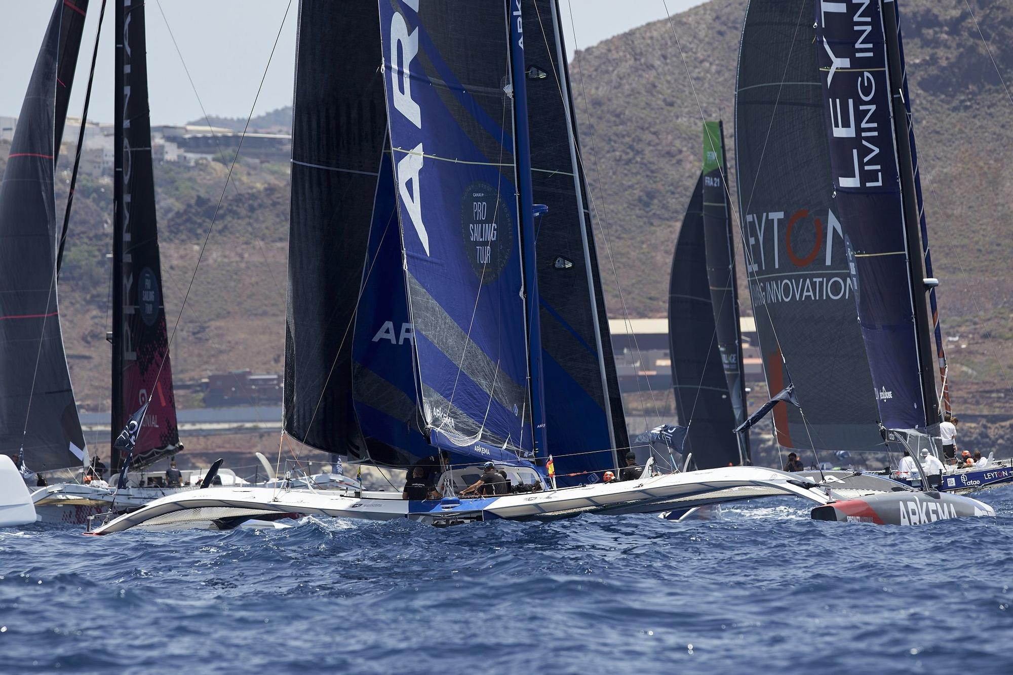 Regata en la playa de Las Canteras con los 7 trimaranes Fifty Ocean.