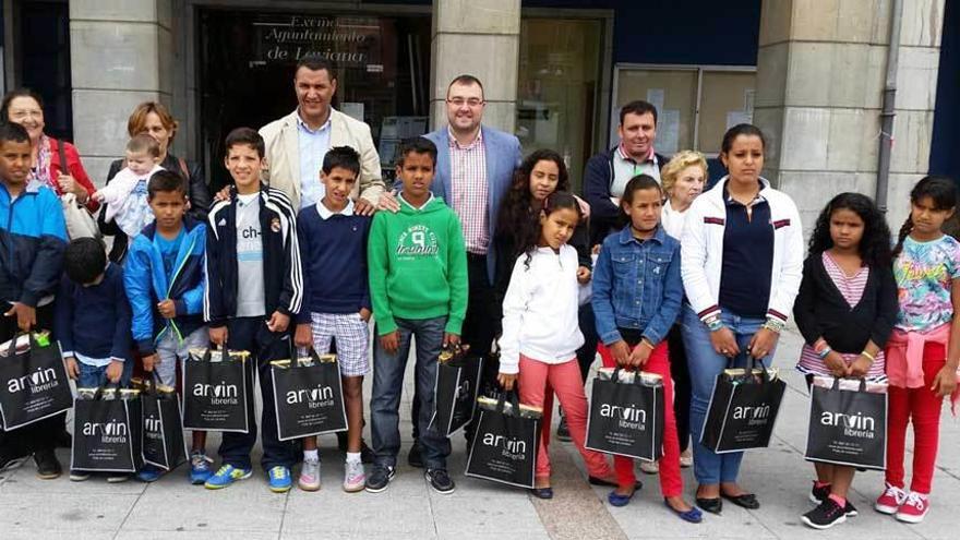 El Alcalde, con los niños saharauis, frente al Ayuntamiento.