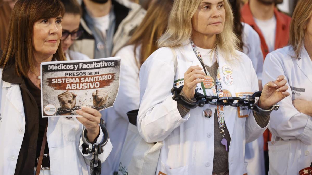 Los médicos toman el centro de Alicante para exigir un estatuto propio