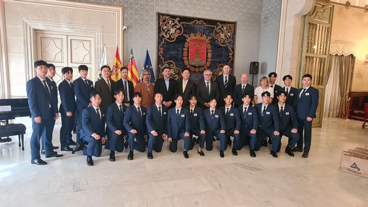 El acto de Recepción de los taekwondistas coreanos ha estado dirigida por Luis Barcala, alcalde de Alicante, y Toni Gallego, concejal de Deportes