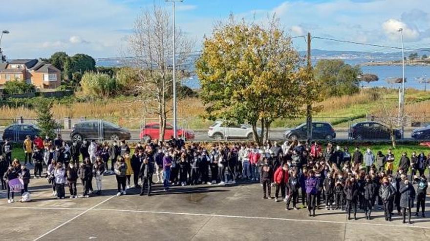 En el IES de A Illa el alumnado leyó un manifiesto contra la violencia machista y guardó un minuto de silencio en memoria de las víctimas. Como colofón, un monólogo del cuentacuentos Caxoto que aborda los micromachismos.