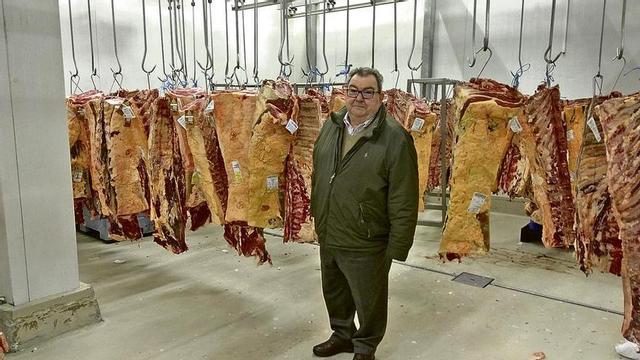 Tomás Ceferino Trabadelo junto a varias piezas de carne.