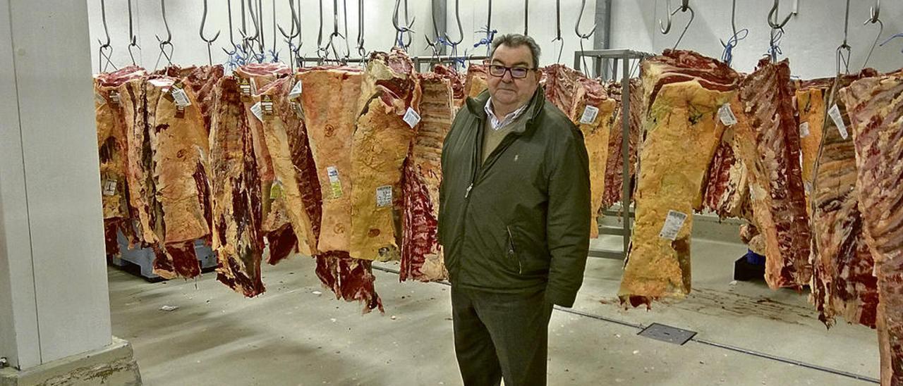 Tomás Ceferino Trabadelo junto a varias piezas de carne.