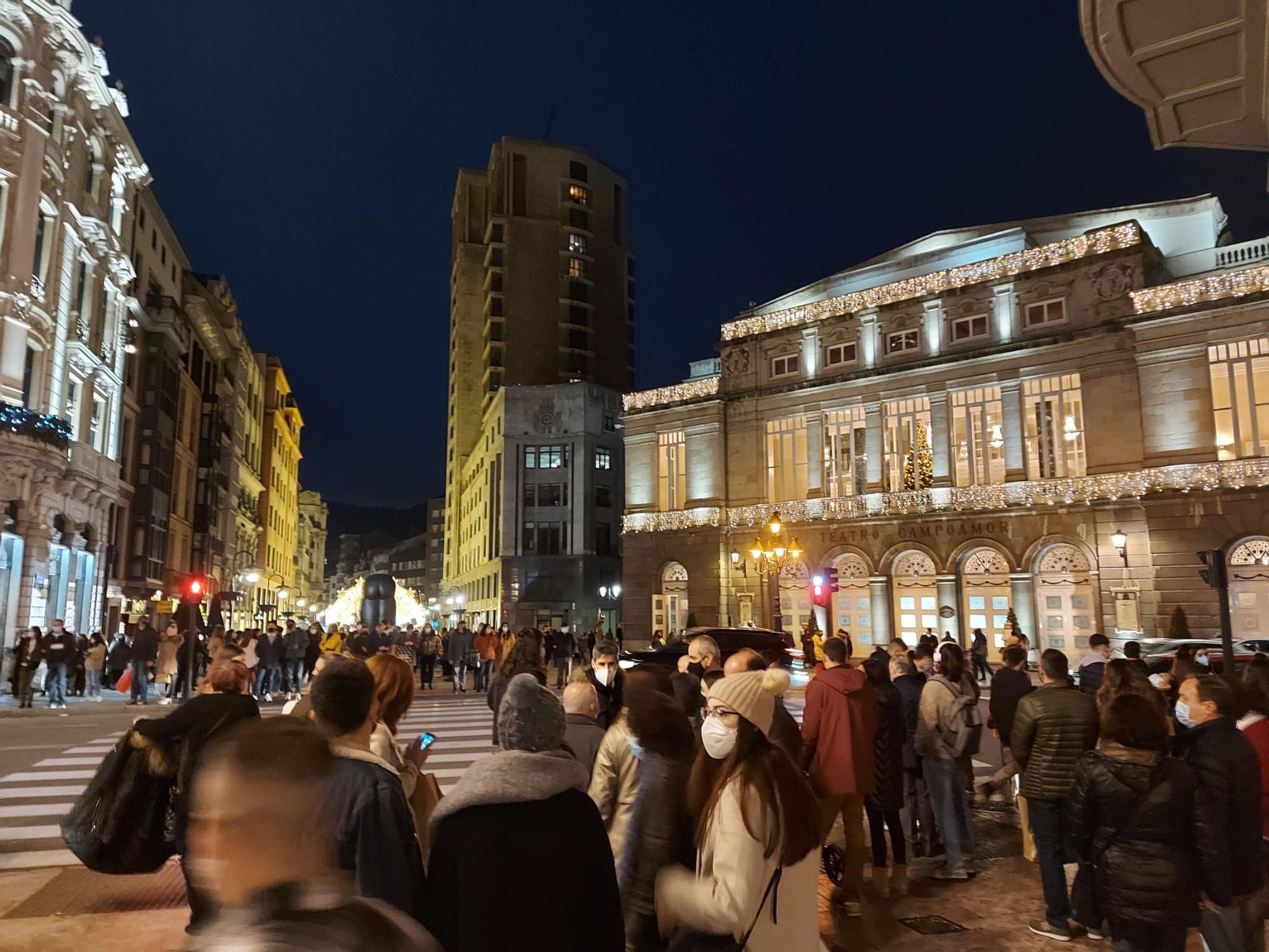 Aglomeraciones en Oviedo para ver la iluminación de las calles y hacer compras navideñas