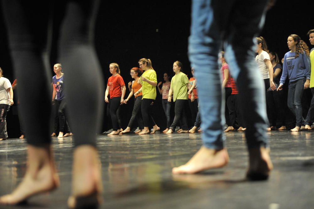 350 alumnes d''ESO ballen al Fem Dansa!