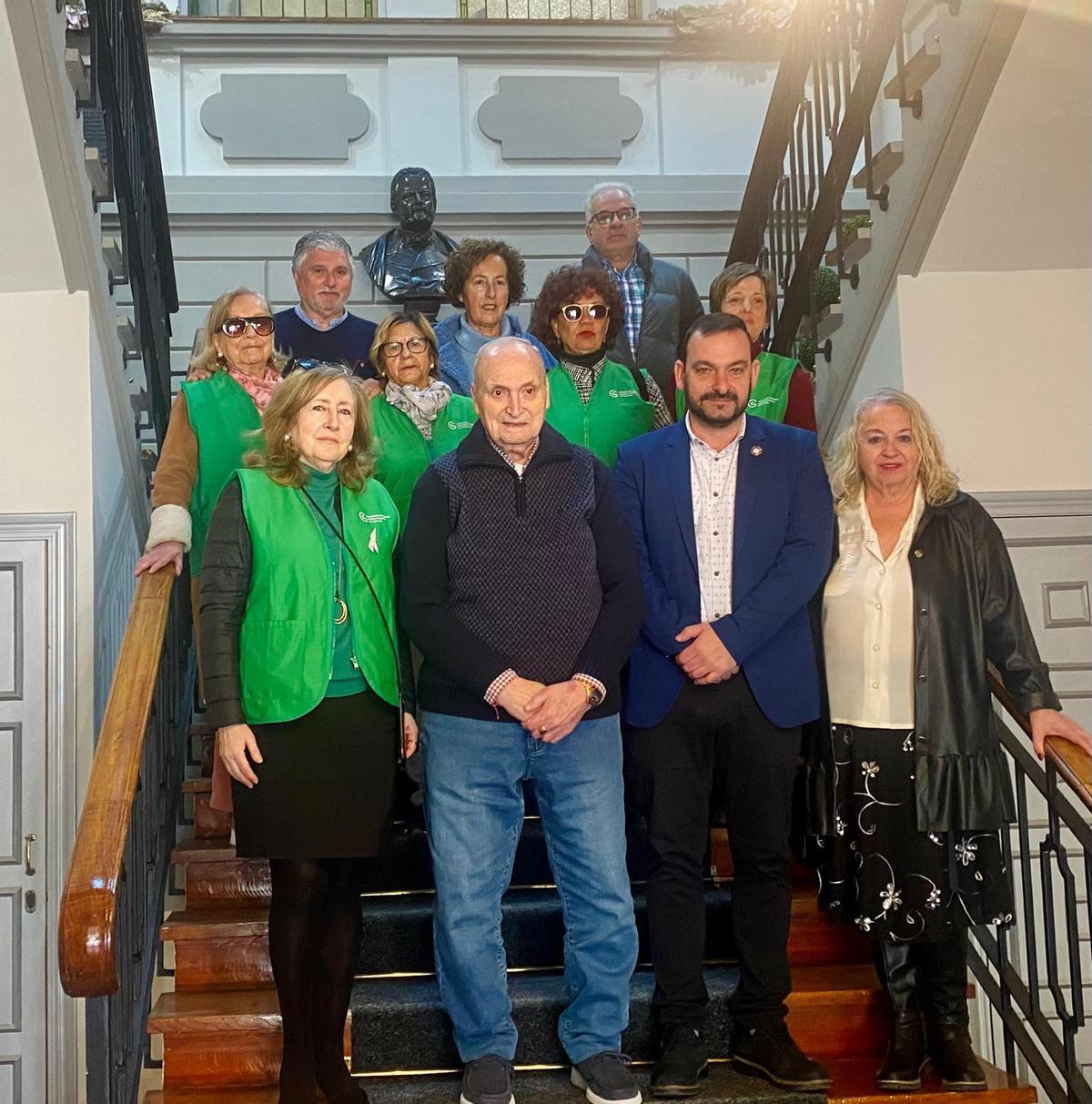 En primera fila, por la izquierda, Loli Olavarrieta, Laudelino Rodríguez, Manuel Ángel Álvarez y Agadina Cano, acompañados de voluntarios y concejales. | LNE