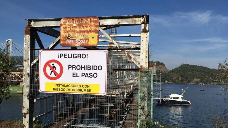 Un cartel prohíbe el acceso al cargadero de mineral de Rande por su mal estado de conservación. // A.O.