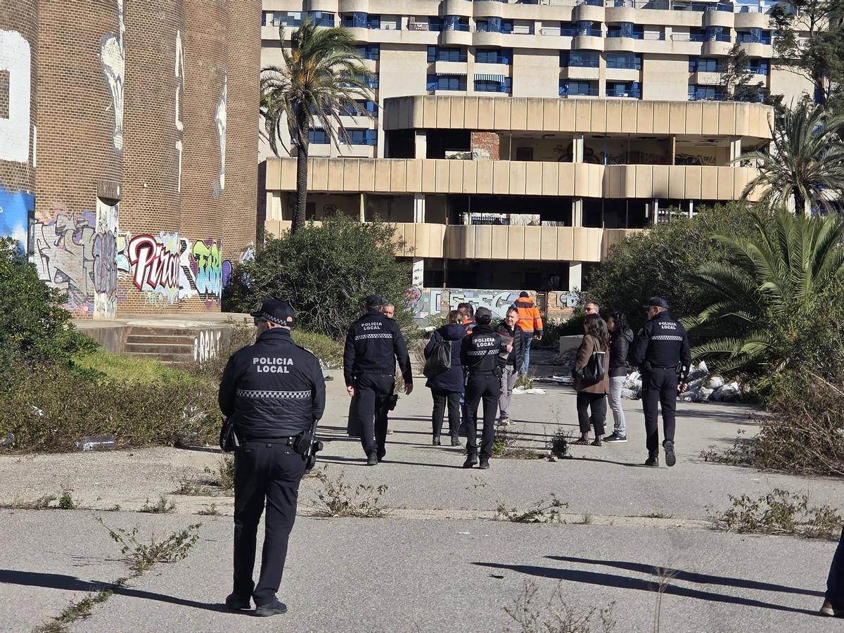 La Policía Local junto con la Comisión Judicial ejecutando el desalojo y alzamiento de bienes en el entorno de Vinival.