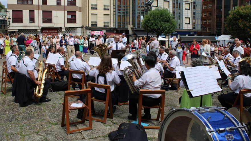 Una pasada actuación de la Banda de Música de Langreo. | LUISMA DÍAZ