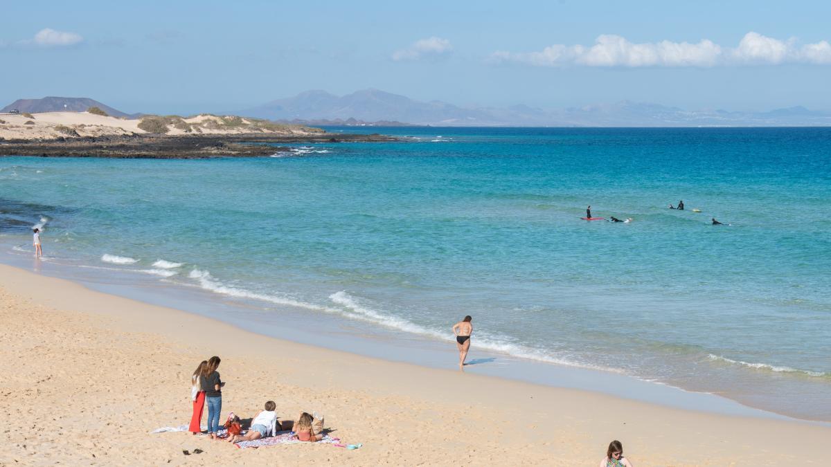 Turistas en las Grandes Playas de Corralejo, en Fuerteventura.