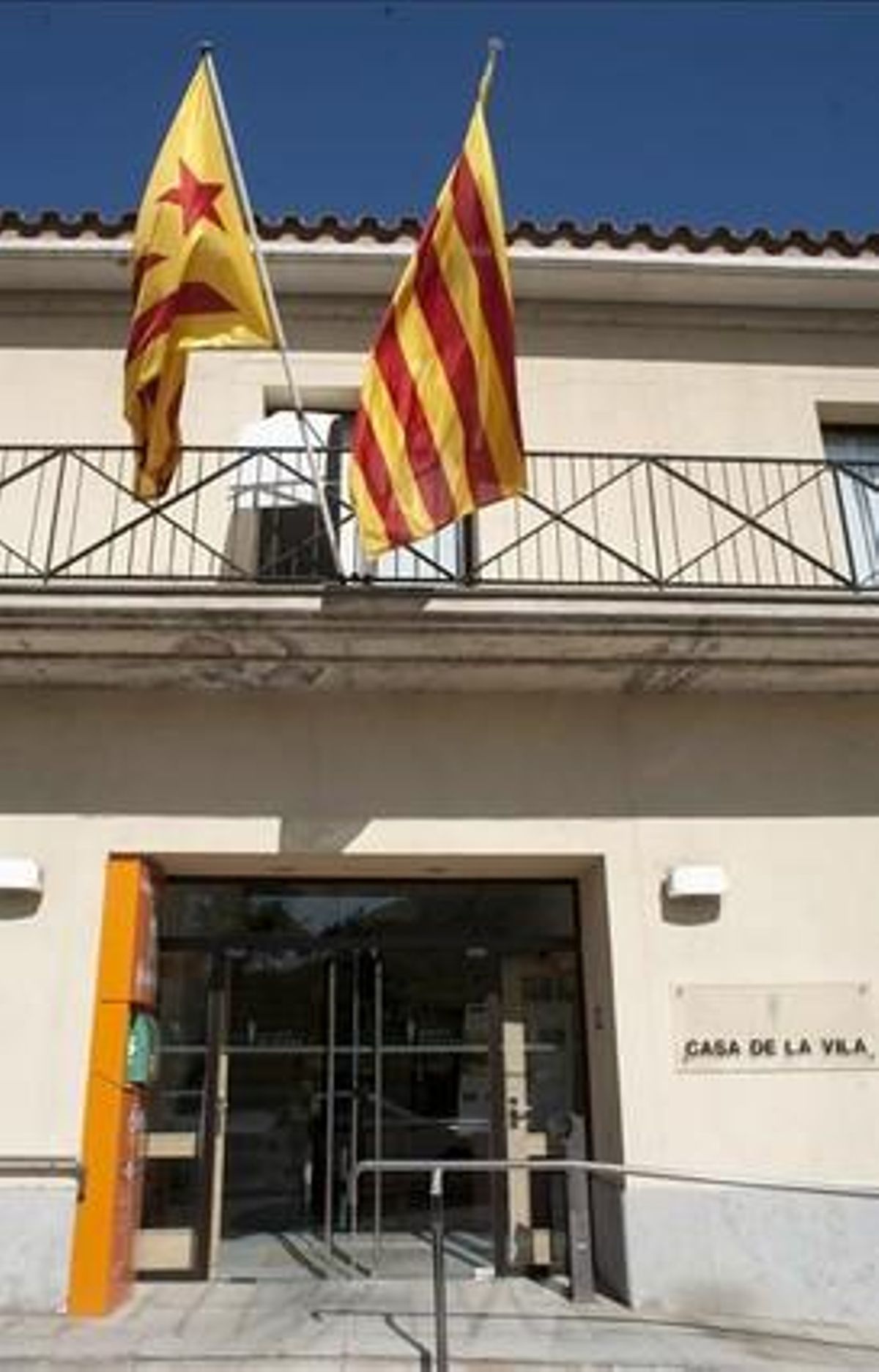 Imatge d’avui de la façana de l’Ajuntament de Sant Julià de Ramis (Girona), amb l’estelada al balcó després que la Junta Electoral Central ha ordenat la retirada d’estelades als ajuntaments, edificis públics i col·legis electorals.