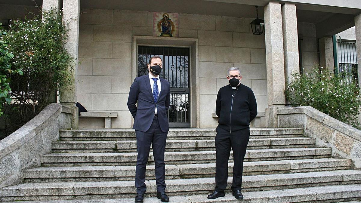 Germán Rodríguez-Saá y Raúl Alfonso González, ayer en la Casa de Ejercicios, en Vistahermosa.   | // FDV