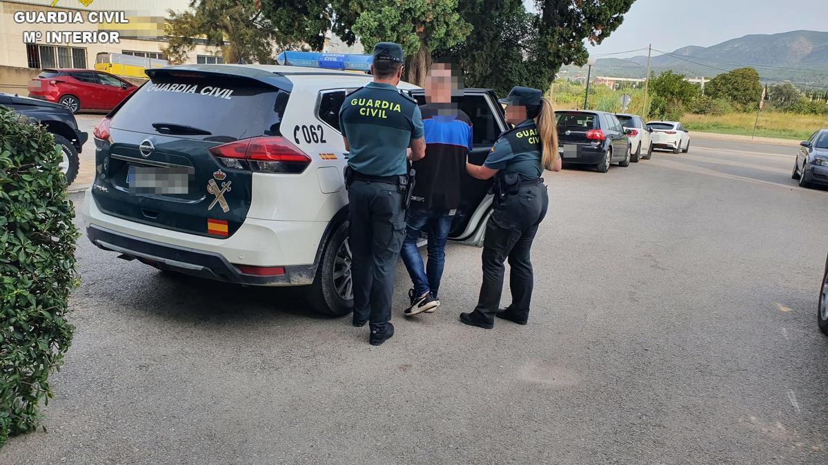 Detienen en Albaida a un motorista por tráfico de drogas y ser buscado por un atropello