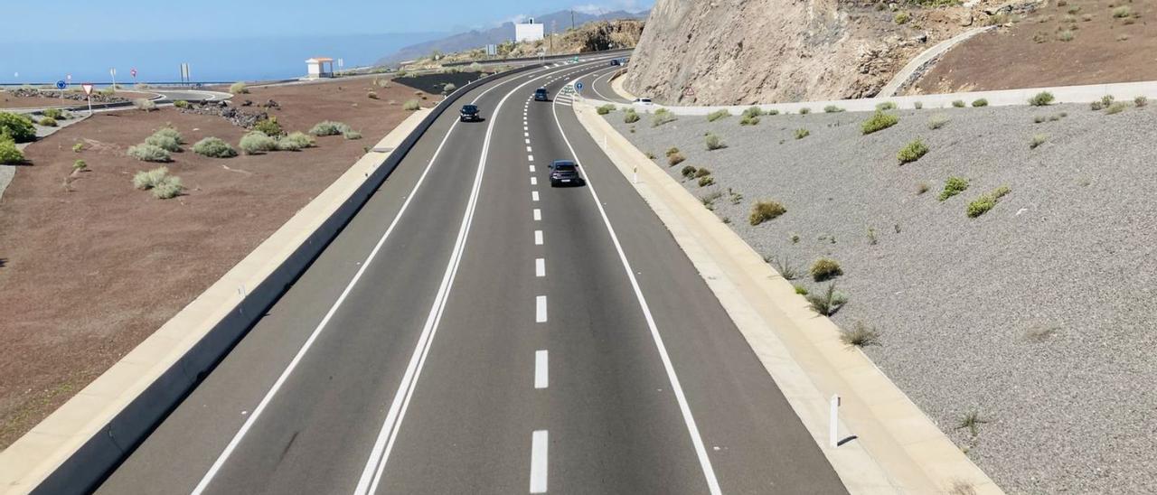 Tramo de la autopista del Sur con tres carriles al paso por Guía de Isora.