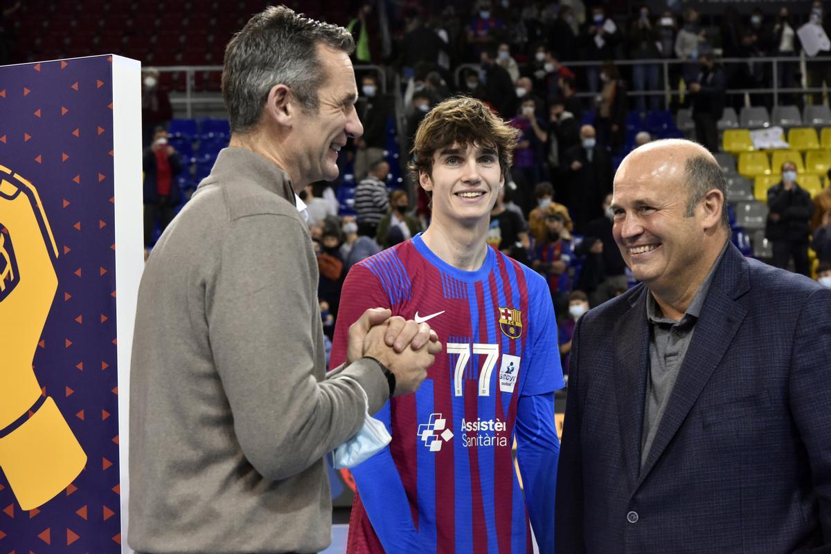 Iñaki Urdangarín conversa con el exdirector general del club, Óscar Grau, en presencia de su hijo Pablo