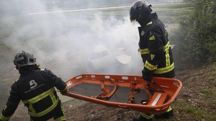 Dos bomberos, en un simulacro que se desarrolló hace días en la desembocadura del río Nalón.
