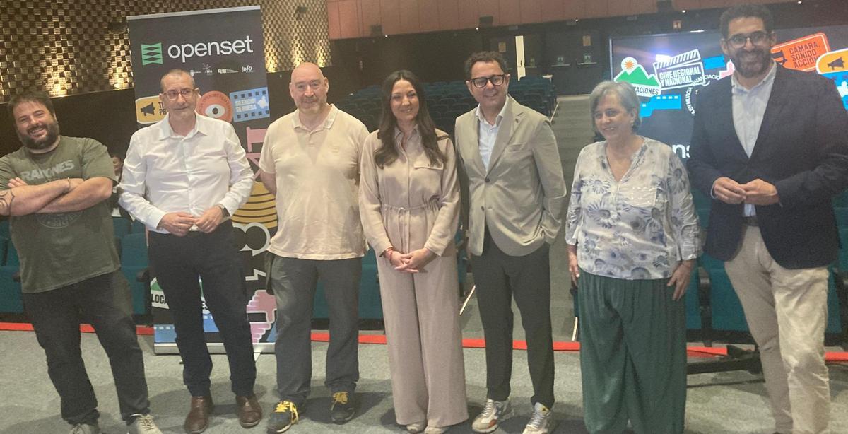 La consejera de Cultura, Carmen Conesa, junto a representantes del sector audiovisual durante la presentación.