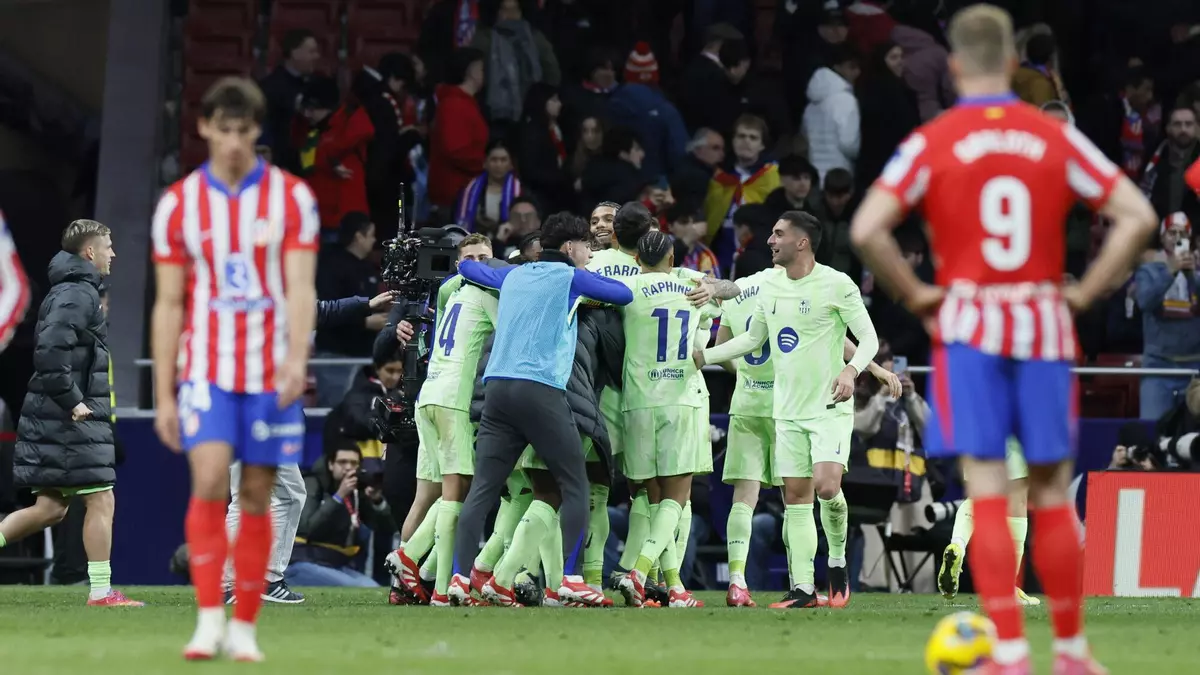 El Barça se la devuelve a un Atlético exhausto con una remontada de última hora y convierte LaLiga en cosa de dos