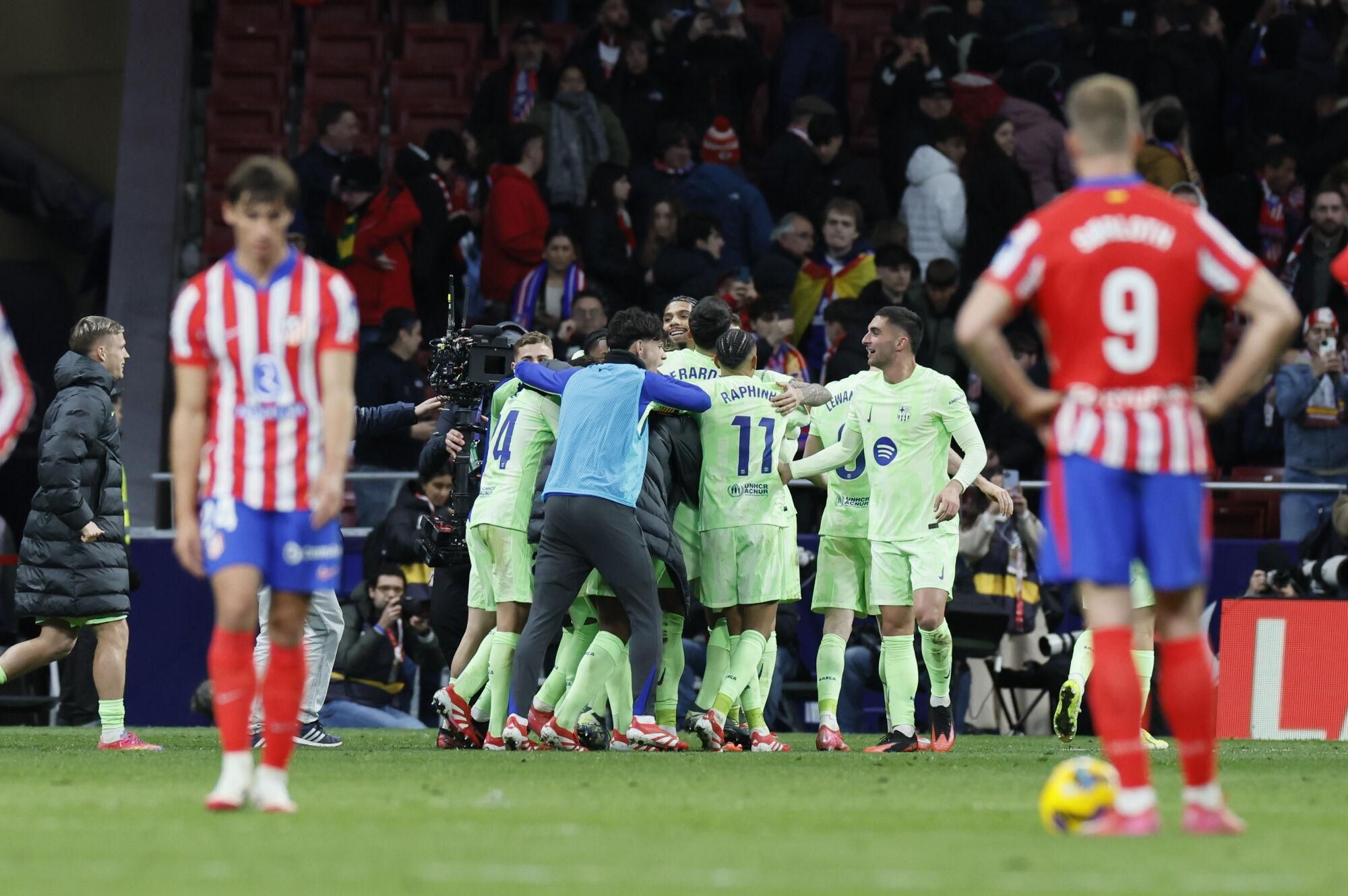 MADRID, 16/03/2025.- Los jugadores del FC Barcelona celebran el tercer gol de su equipo durante el encuentro correspondiente a la jornada 28 de Laliga EA Sports que disputan hoy domingo Atlético de Madrid y FC Barcelona en el estadio Metropolitano, en Madrid. EFE / Ballesteros
