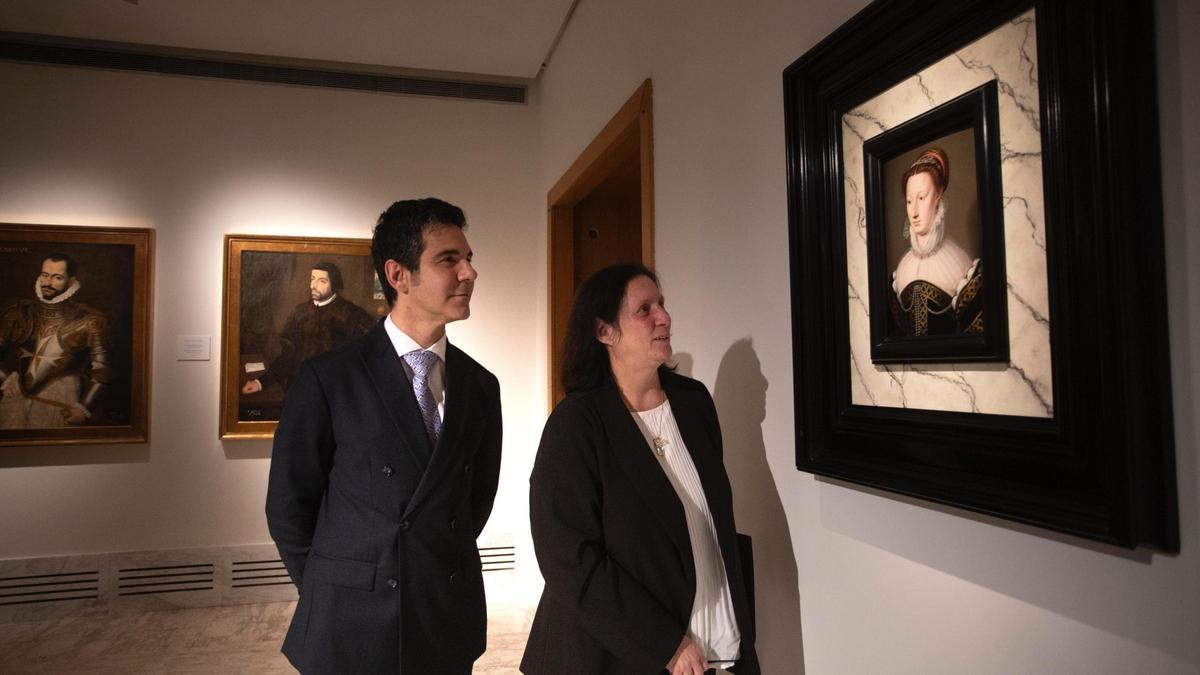 Pablo González Tornel y Pilar Tébar ante el retrato de Madame de Villeroy de Jean Decourt.