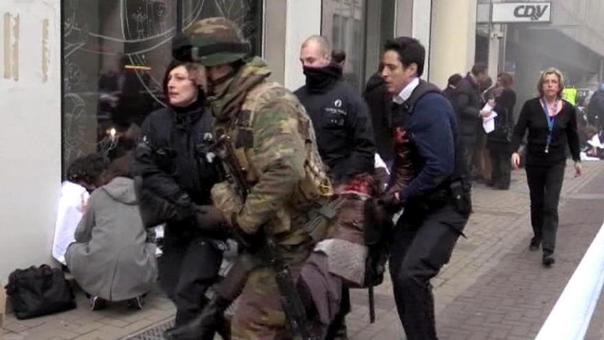 Evacuación de los heridos en la estación de metro de Malbeek. // Efe