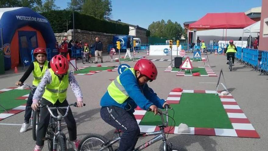 El circuit de bicicletes amb senyals de trànsit preparat pels alumnes de Puigcerdà i la Guingueta d&#039;Ix