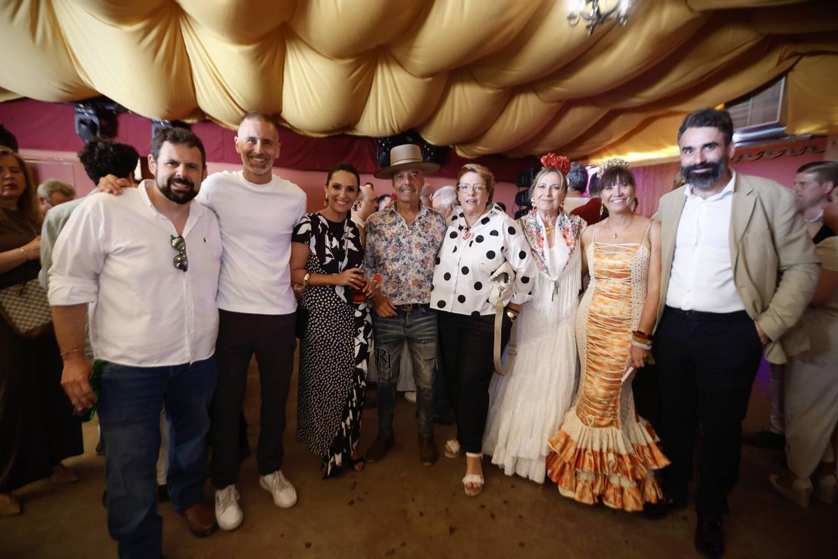Peñas y el PSOE brindan en un caluroso sábado de Feria