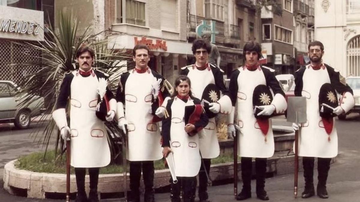 La mujer afectada demostró con fotos que ya salieron niñas en el desfile con los Granaderos hace años.