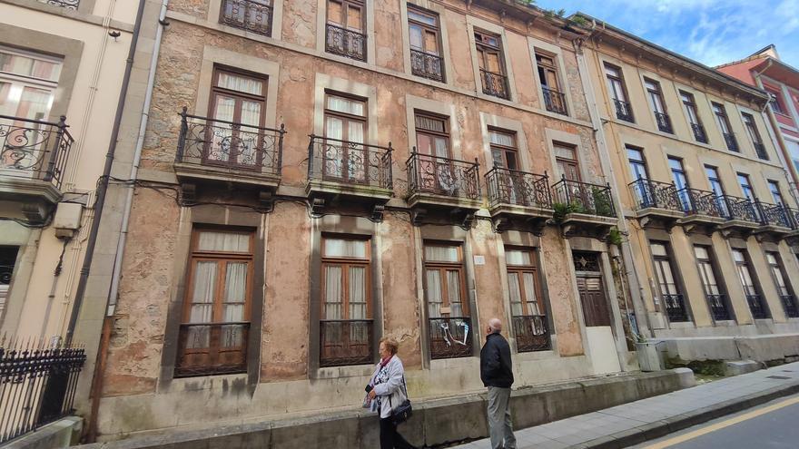 El edificio abandonado de la calle Alonso de Grado, sin dueños conocidos, se vaciará y demolerá, conservando solo la fachada