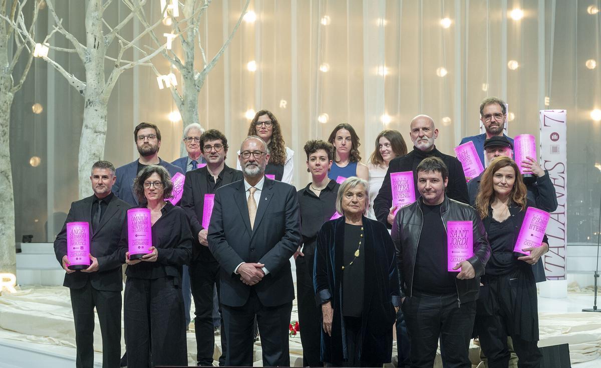 Barcelona. 14.03.2026. Cultura. Todos los premiados en la 75a Nit de les Lletres Catalanes posando en el Palau Nacional tras la gala. Fotografía de Jordi Cotrina