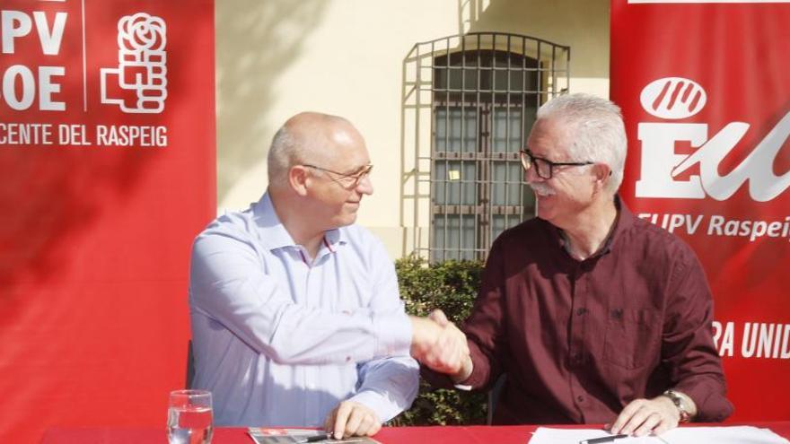 PSOE y EU firman el pacto de gobierno tras dos meses de negociaciones