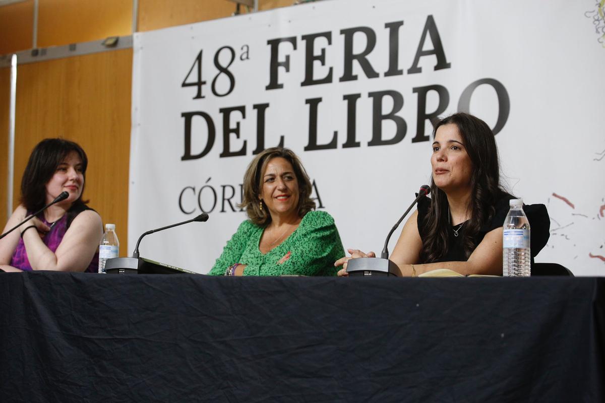 Sara Barbazán presenta 'El hijo del fantasma' junto a Salud Navajas y Mª Teresa del Préstamo Landin.
