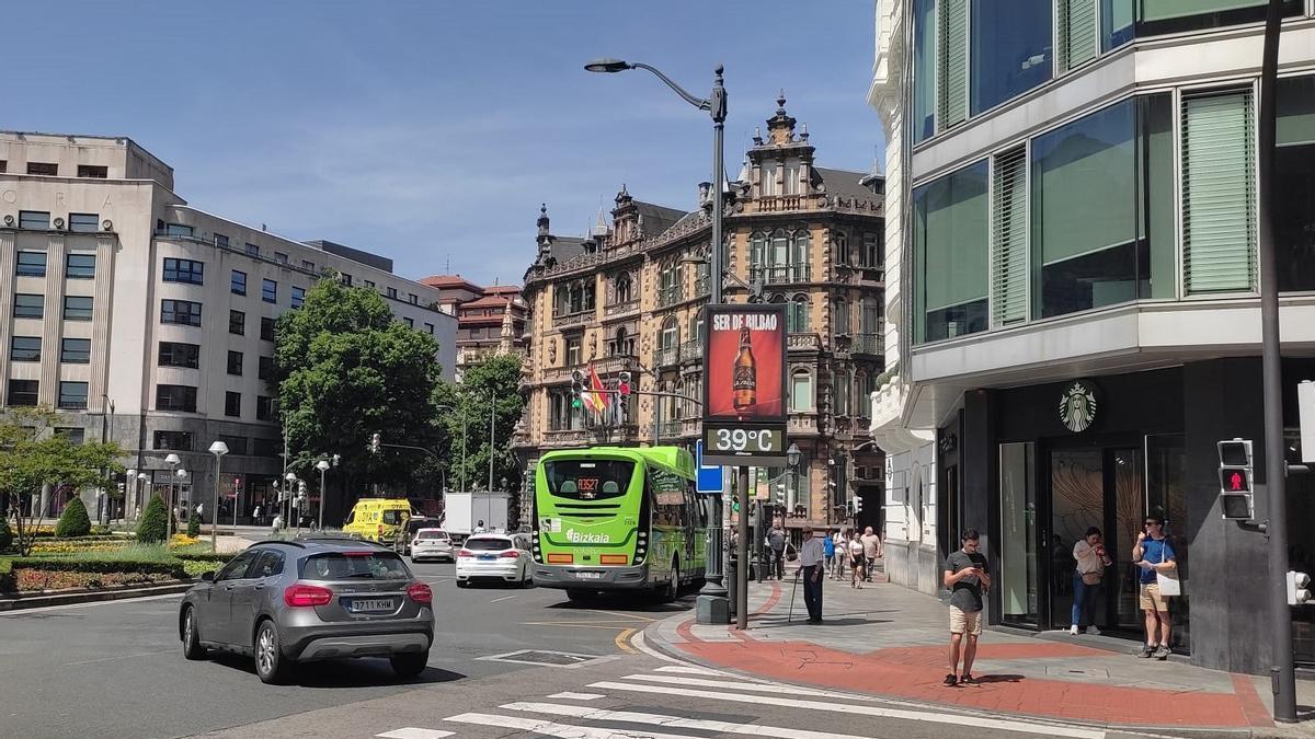 Un termómetro marca 39 ºC en Bilbao a 27 de mayo de 2026