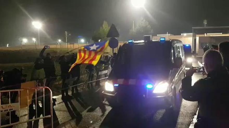 Sortida dels presos de Lledoners dins de furgonetes dels Mossos