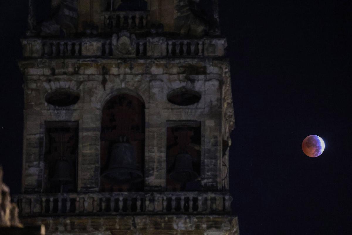 La Luna se tiñe de rojo sobre Córdoba La Luna se tiñe de rojo sobre Córdoba